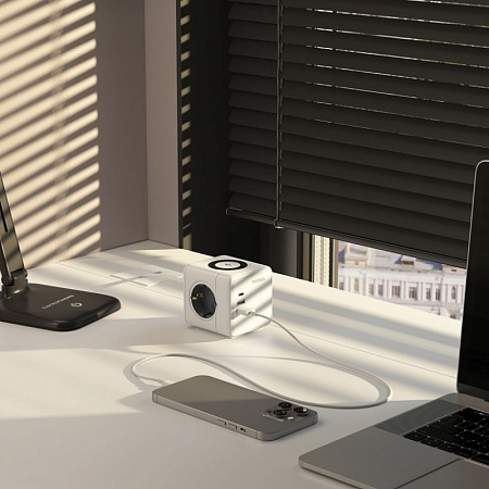 Розеточный блок 3-местный + 3 USB + беспроводная зарядка W6514101 - фото