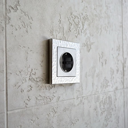 Розетка с заземлением cеребряный рифленый WL09-SKG-01-IP20 - фото