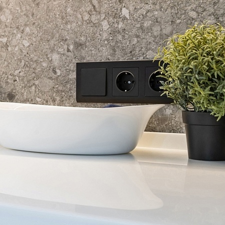 Розетка с заземлением и шторками черный матовый WL08-SKGS-01-IP44 - фото