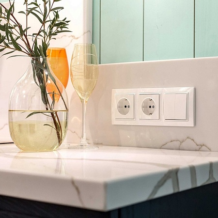 Розетка с заземлением, безвинтовой зажим белая WL01-10-01 - фото