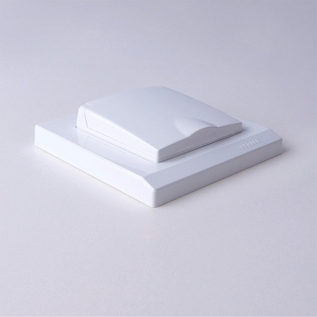 Розетка влагозащ. с зазем. с защит. крышкой и шторками белая WL01-SKGSC-01-IP44 - фото