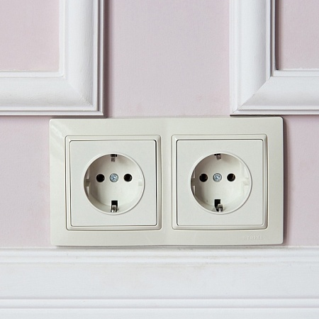 Розетка с заземлением слоновая кость WL03-SKG-01-IP20-ivory - фото