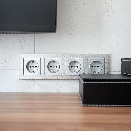 Розетка с заземлением cеребряный рифленый WL09-SKG-01-IP20 - фото