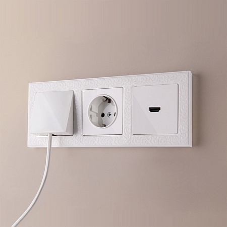 Розетка с заземлением и шторками белая WL01-SKGS-01-IP44 - фото