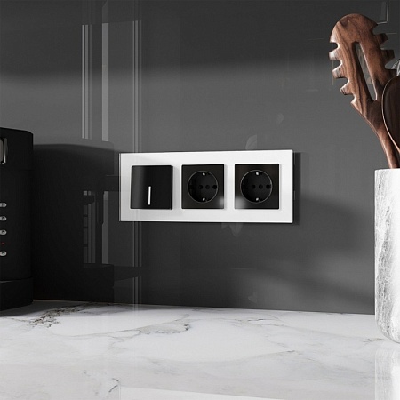 Розетка с заземлением и шторками (черный акрил) W1171148 - фото