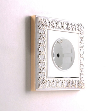 Розетка с заземлением и шторками белая WL01-SKGS-01-IP44 - фото