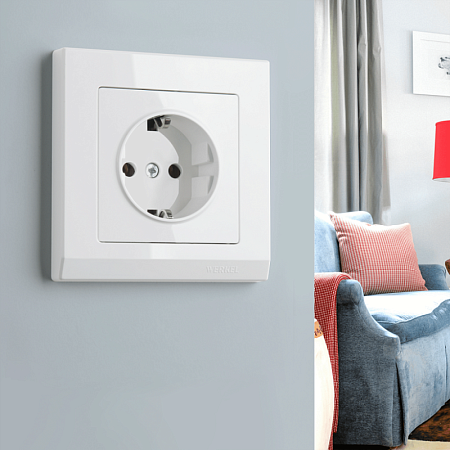 Розетка с заземлением и шторками (белая) W1171101 - фото