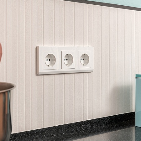 Розетка с заземлением и шторками белая WL01-SKGS-01-IP44 - фото