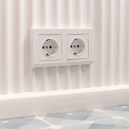 Розетка с заземлением, безвинтовой зажим белая WL01-10-01 - фото