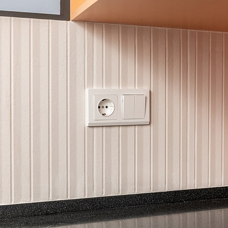 Розетка с заземлением и шторками белая WL01-SKGS-01-IP44 - фото